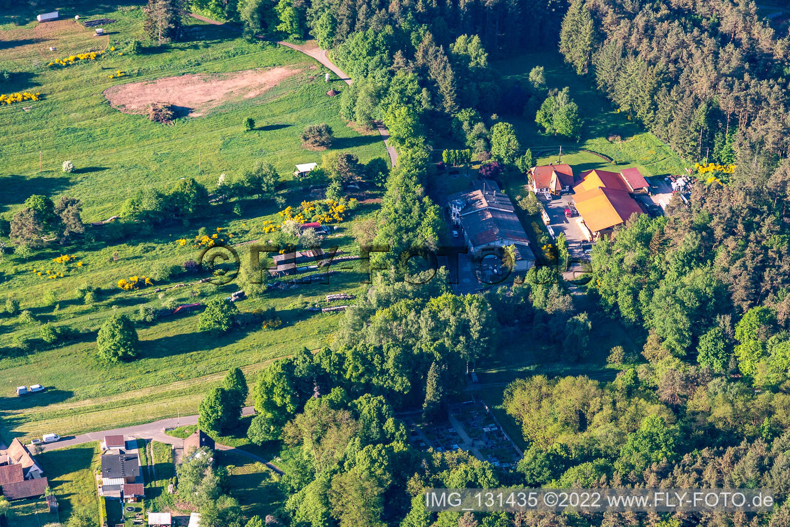 Birkenhördt im Bundesland Rheinland-Pfalz, Deutschland von einer Drohne aus