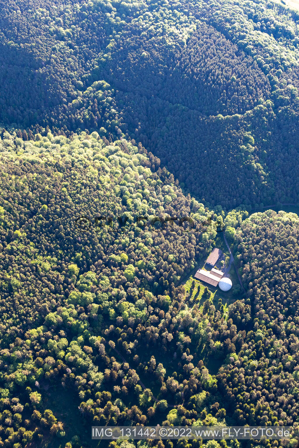 Schrägluftbild von Radarstation in Pleisweiler-Oberhofen im Bundesland Rheinland-Pfalz, Deutschland
