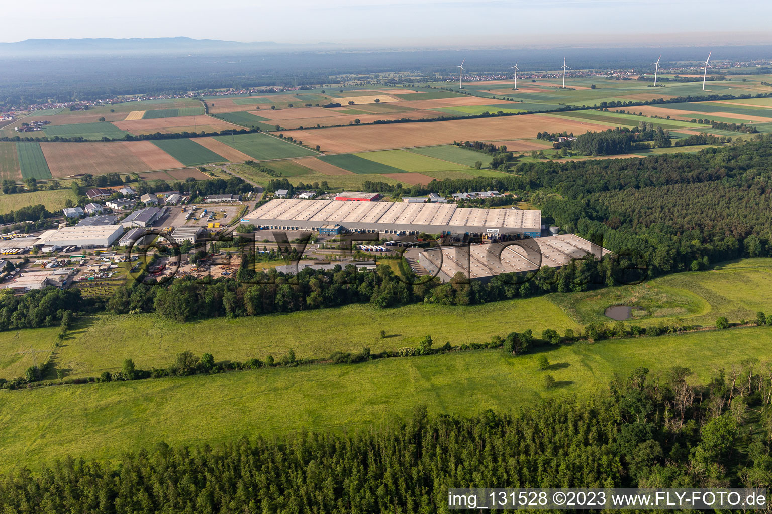 MAGNA Exteriors GmbH - MLC Kandel im Gewerbegebiet Horst in Minderslachen im Bundesland Rheinland-Pfalz, Deutschland