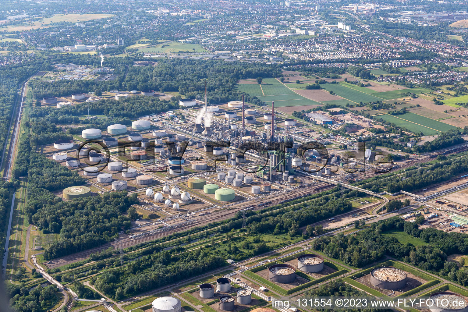 Luftaufnahme von MiRO, Mineralölraffinerie Oberrhein Karlsruhe im Ortsteil Knielingen im Bundesland Baden-Württemberg, Deutschland