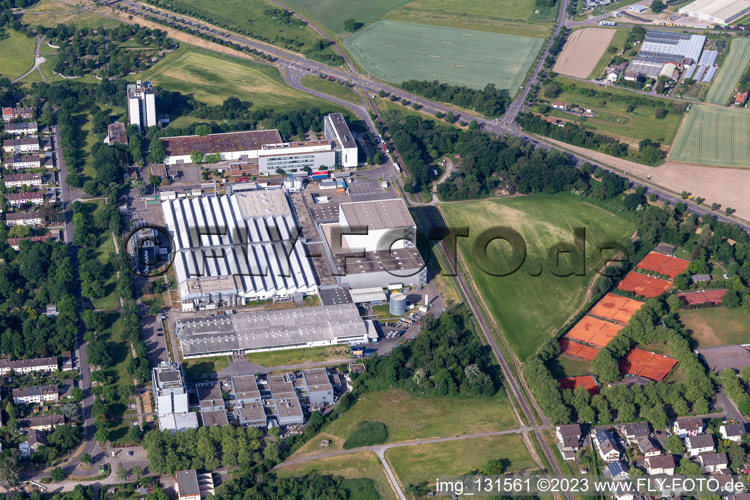 Luftaufnahme von L'OREAL Produktion Deutschland GmbH & Co. KG im Ortsteil Nordweststadt in Karlsruhe im Bundesland Baden-Württemberg