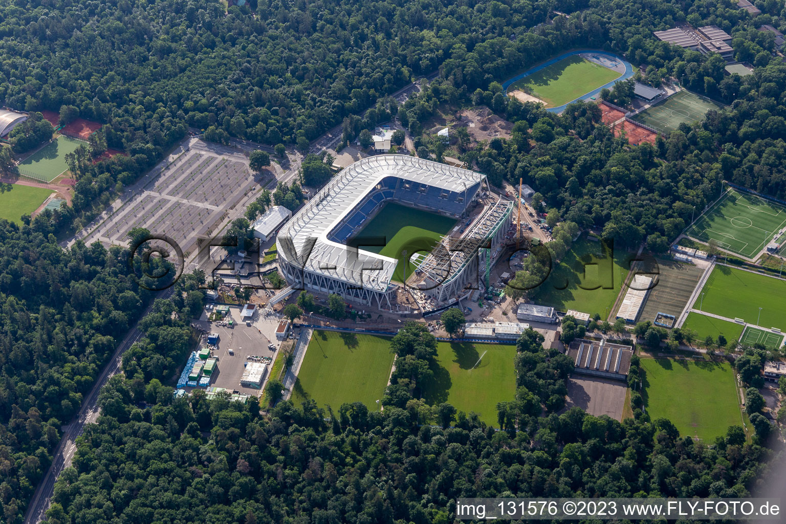 Luftaufnahme von Baustelle des Stadionneubaus des Karlsruher Sport-Club GmbH & Co. KGaA im Ortsteil Innenstadt-Ost im Bundesland Baden-Württemberg, Deutschland