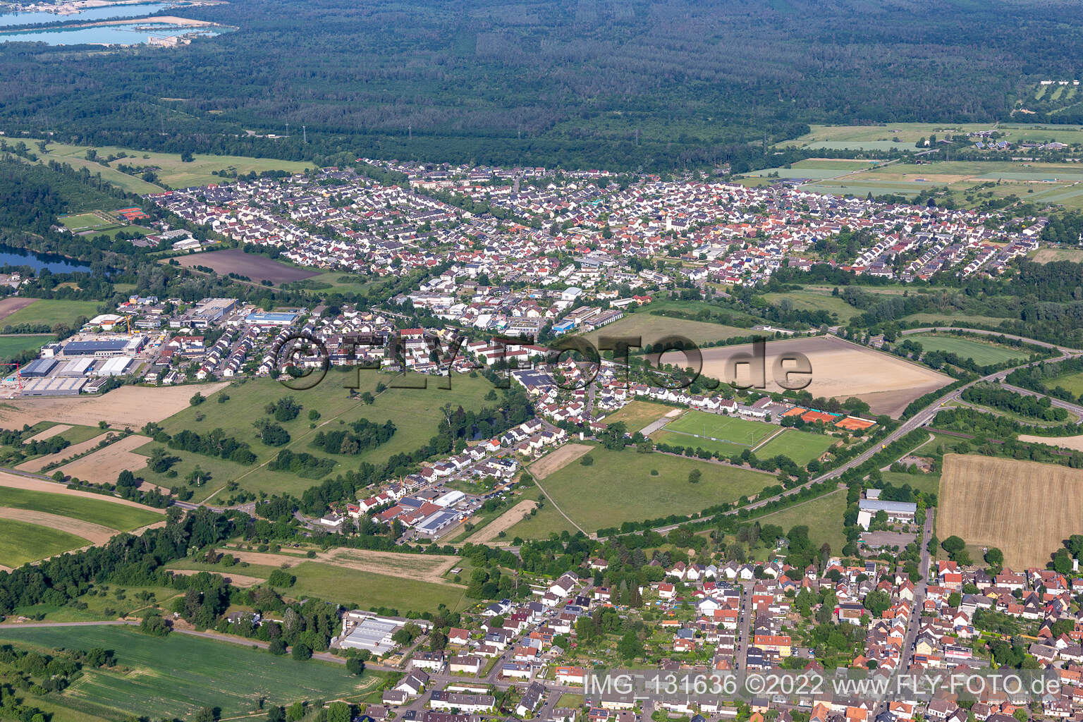 Ortsteil Bruchhausen in Ettlingen im Bundesland Baden-Württemberg, Deutschland aus der Luft
