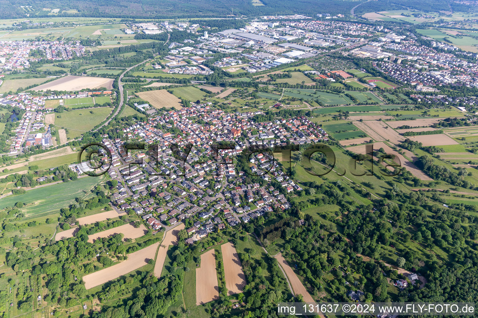 Luftaufnahme von Ortsteil Ettlingenweier im Bundesland Baden-Württemberg, Deutschland