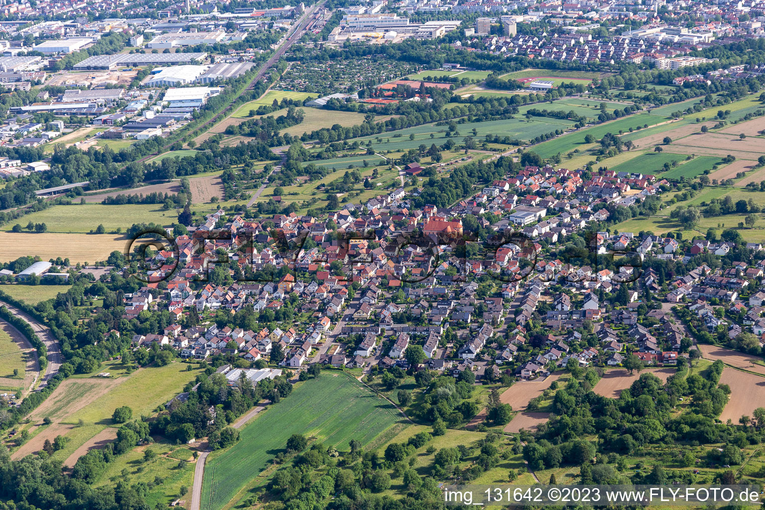 Ortsteil Oberweier in Ettlingen im Bundesland Baden-Württemberg, Deutschland vom Flugzeug aus