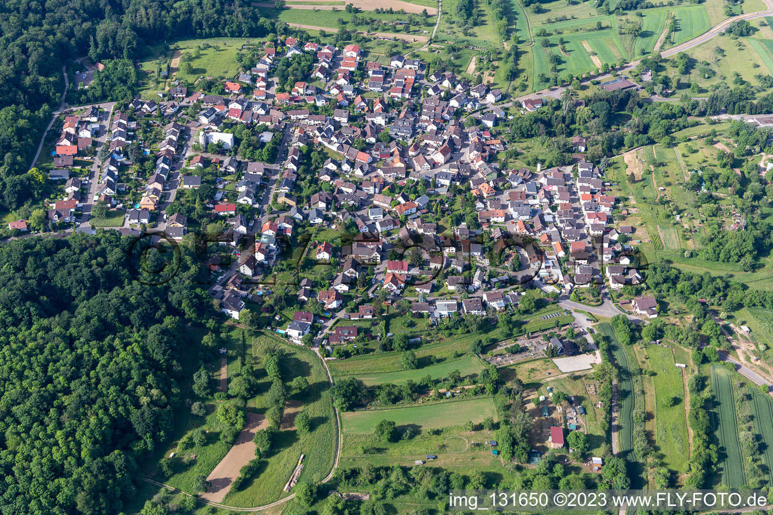 Schrägluftbild von Ortsteil Sulzbach in Malsch im Bundesland Baden-Württemberg, Deutschland