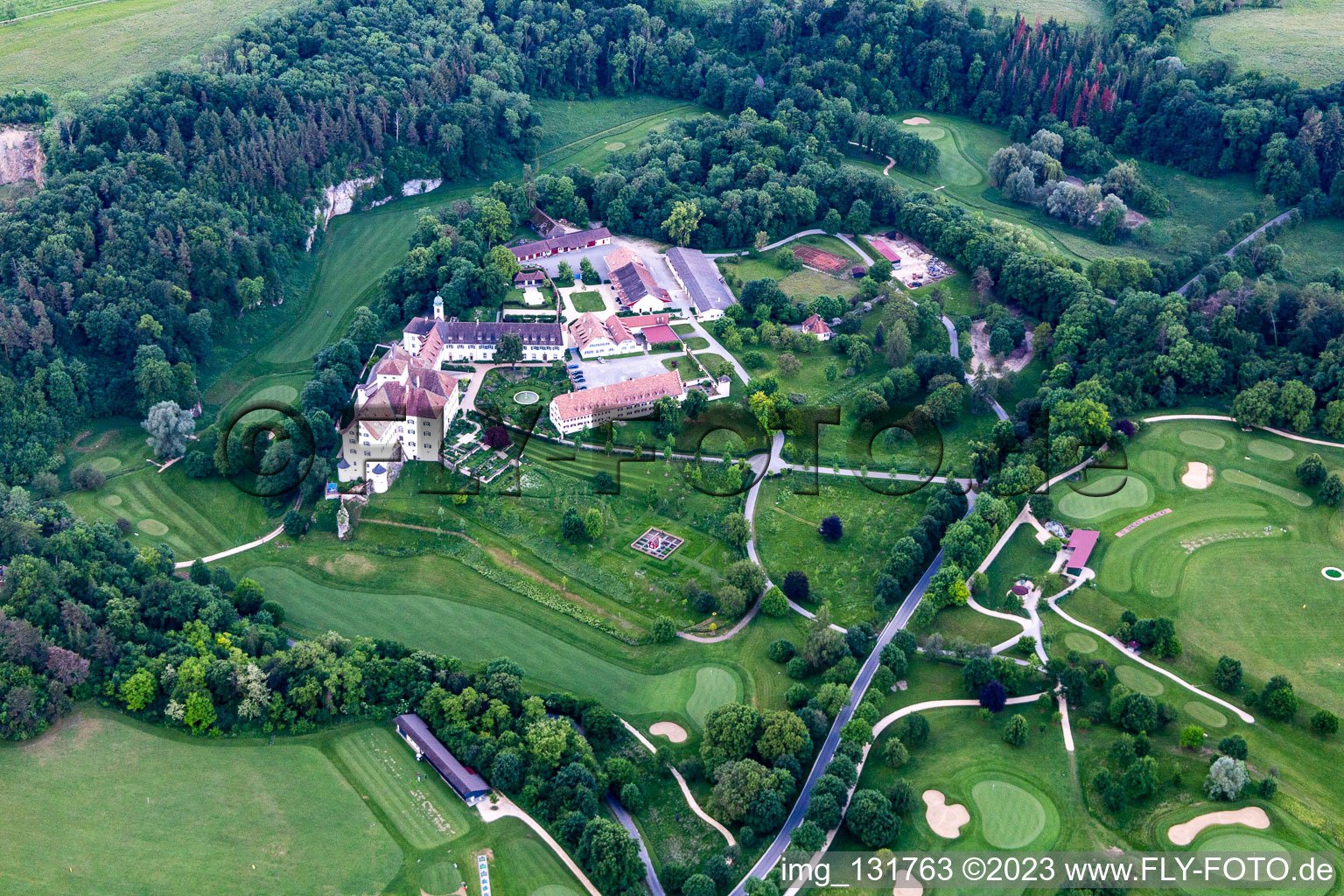 Schrägluftbild von Der Country Club Schloss Langenstein - Der Golfplatz am Bodensee in Orsingen-Nenzingen im Bundesland Baden-Württemberg, Deutschland