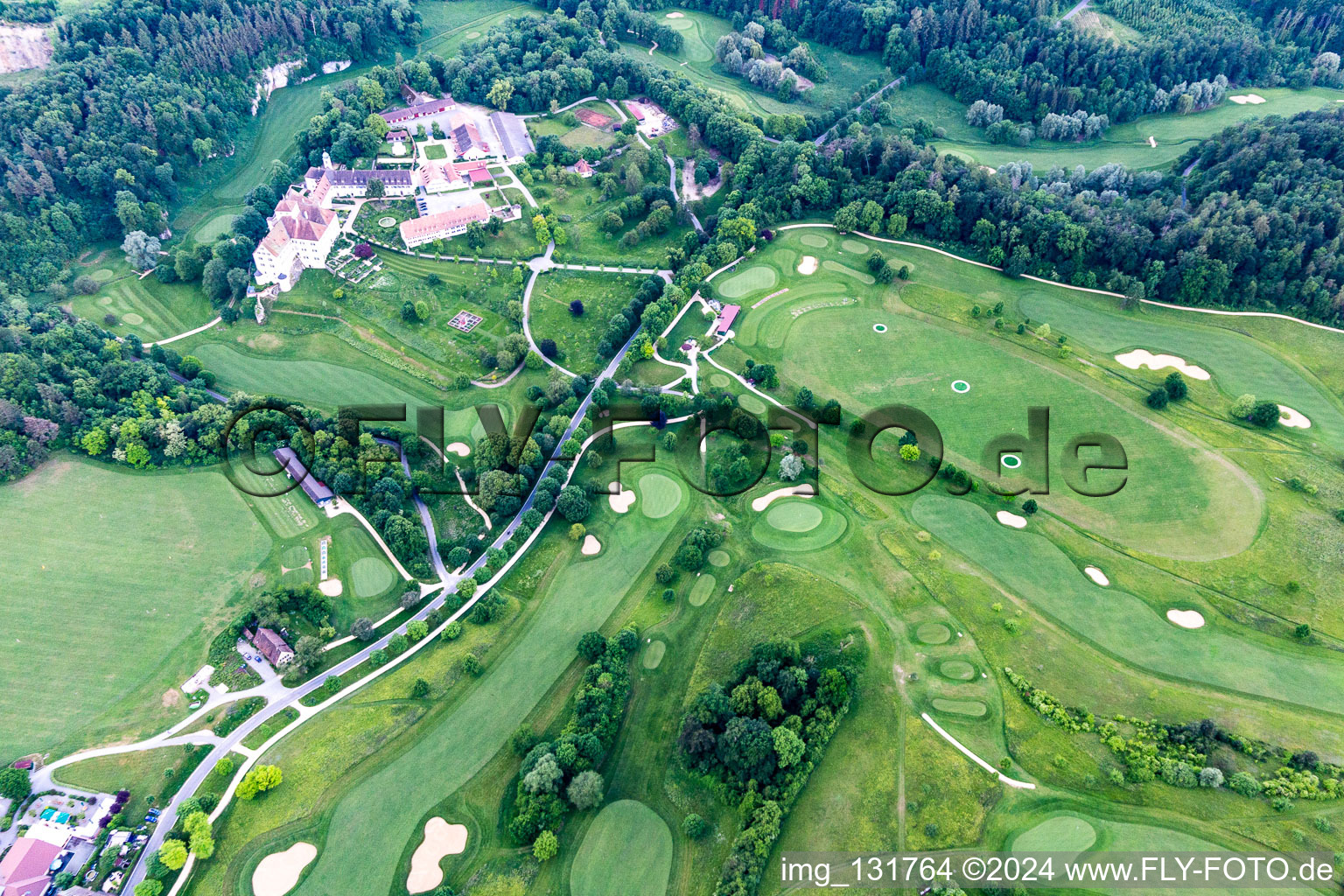 Der Country Club Schloss Langenstein - Der Golfplatz am Bodensee in Orsingen-Nenzingen im Bundesland Baden-Württemberg, Deutschland von oben