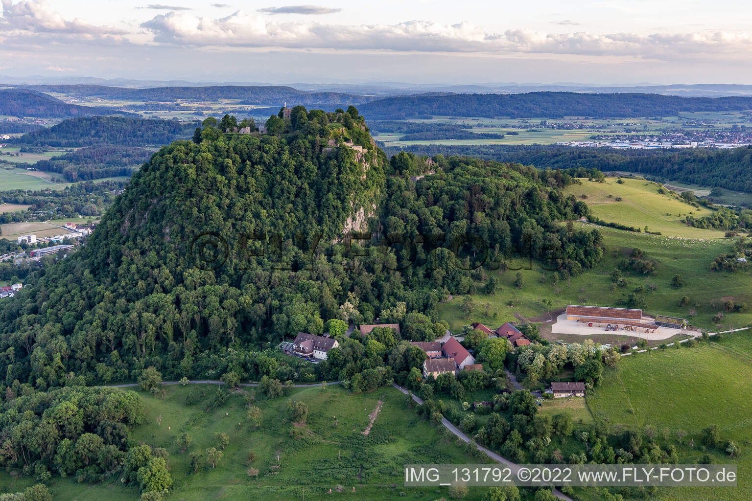 Luftbild von Hohentwiel mit Festungsruine von 914 und Panoramablick ist ein erloschener Vulkan in Singen im Bundesland Baden-Württemberg, Deutschland