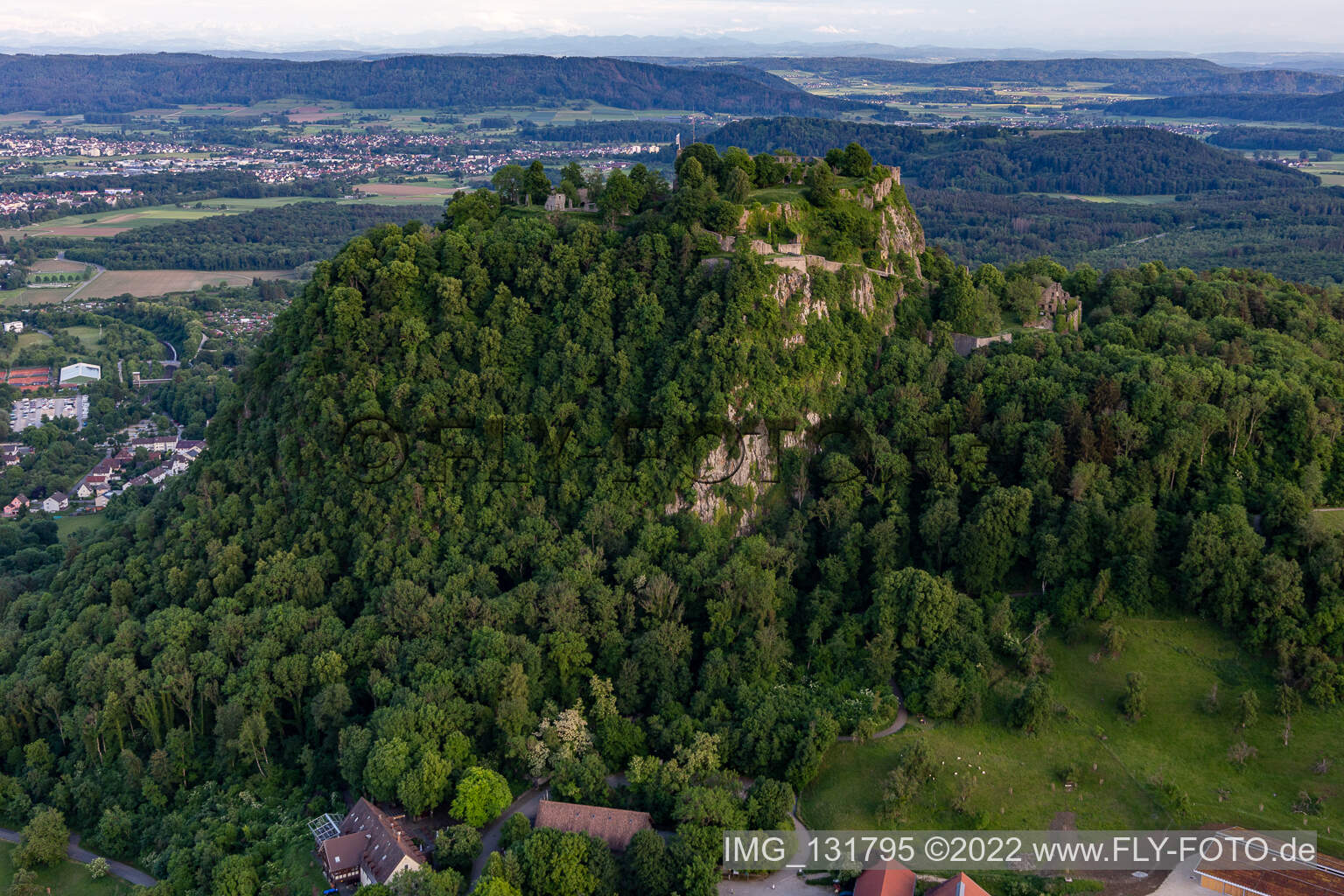 Luftaufnahme von Hohentwiel mit Festungsruine von 914 und Panoramablick ist ein erloschener Vulkan in Singen im Bundesland Baden-Württemberg, Deutschland