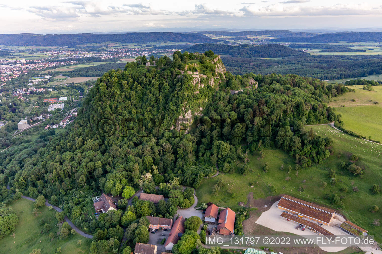 Schrägluftbild von Hohentwiel mit Festungsruine von 914 und Panoramablick ist ein erloschener Vulkan in Singen im Bundesland Baden-Württemberg, Deutschland
