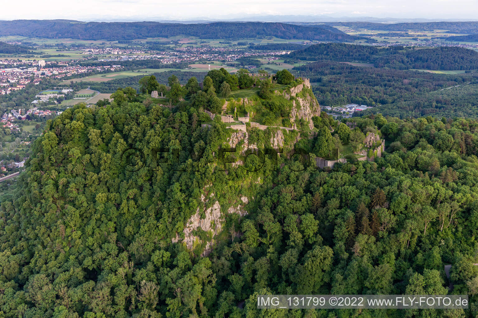 Hohentwiel mit Festungsruine von 914 und Panoramablick ist ein erloschener Vulkan in Singen im Bundesland Baden-Württemberg, Deutschland aus der Luft