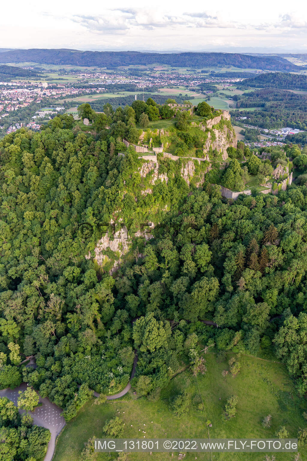 Hohentwiel mit Festungsruine von 914 und Panoramablick ist ein erloschener Vulkan in Singen im Bundesland Baden-Württemberg, Deutschland von oben gesehen