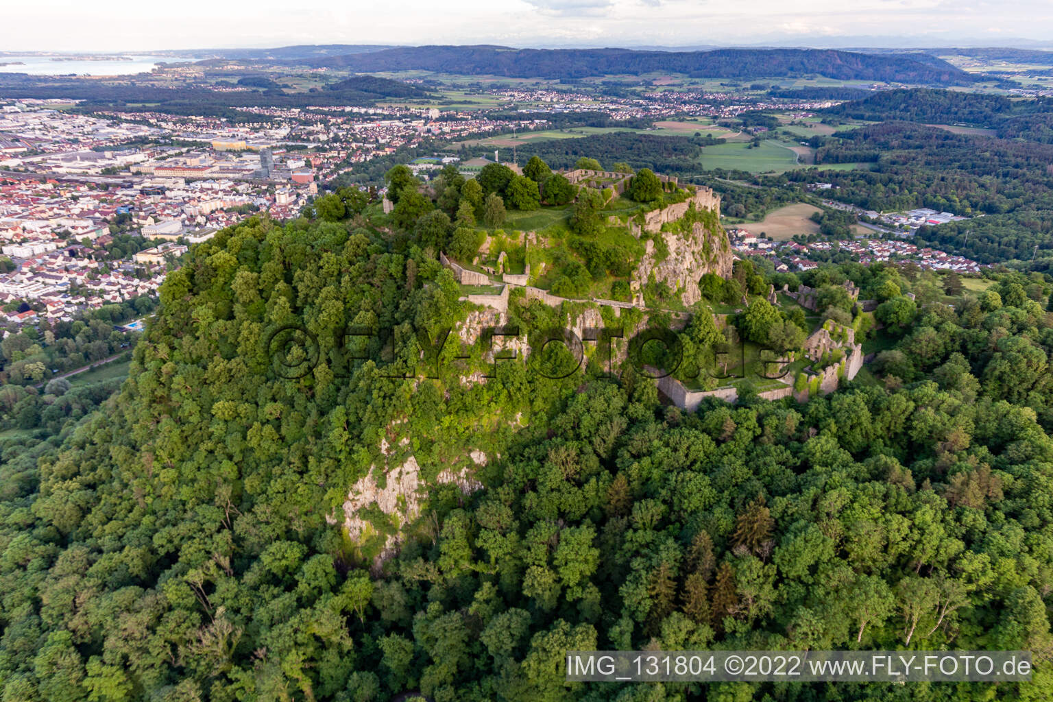 Hohentwiel mit Festungsruine von 914 und Panoramablick ist ein erloschener Vulkan in Singen im Bundesland Baden-Württemberg, Deutschland aus der Vogelperspektive