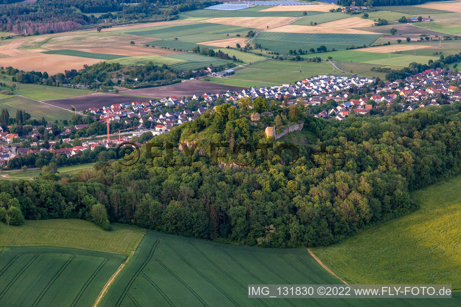 Luftbild von Hohenkrähen Burgruine in Hilzingen im Bundesland Baden-Württemberg, Deutschland