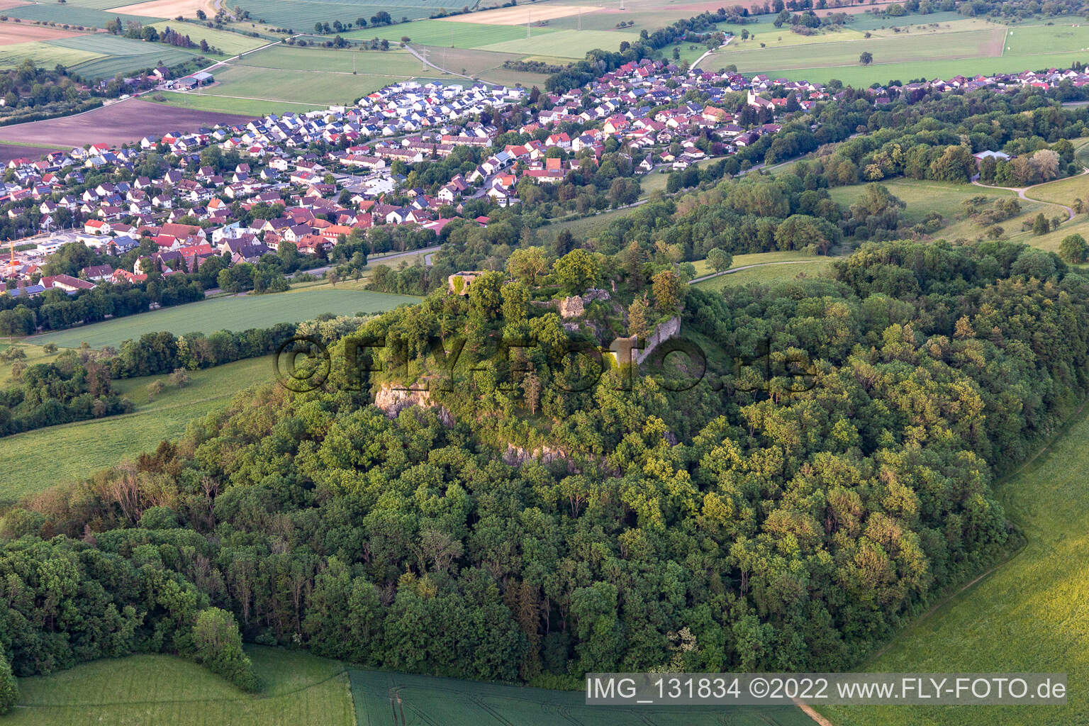 Luftaufnahme von Hohenkrähen Burgruine in Hilzingen im Bundesland Baden-Württemberg, Deutschland