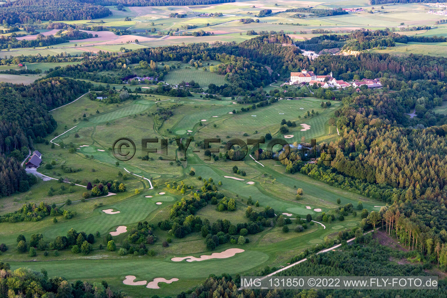 Der Country Club Schloss Langenstein - Der Golfplatz am Bodensee in Orsingen-Nenzingen im Bundesland Baden-Württemberg, Deutschland aus der Luft betrachtet