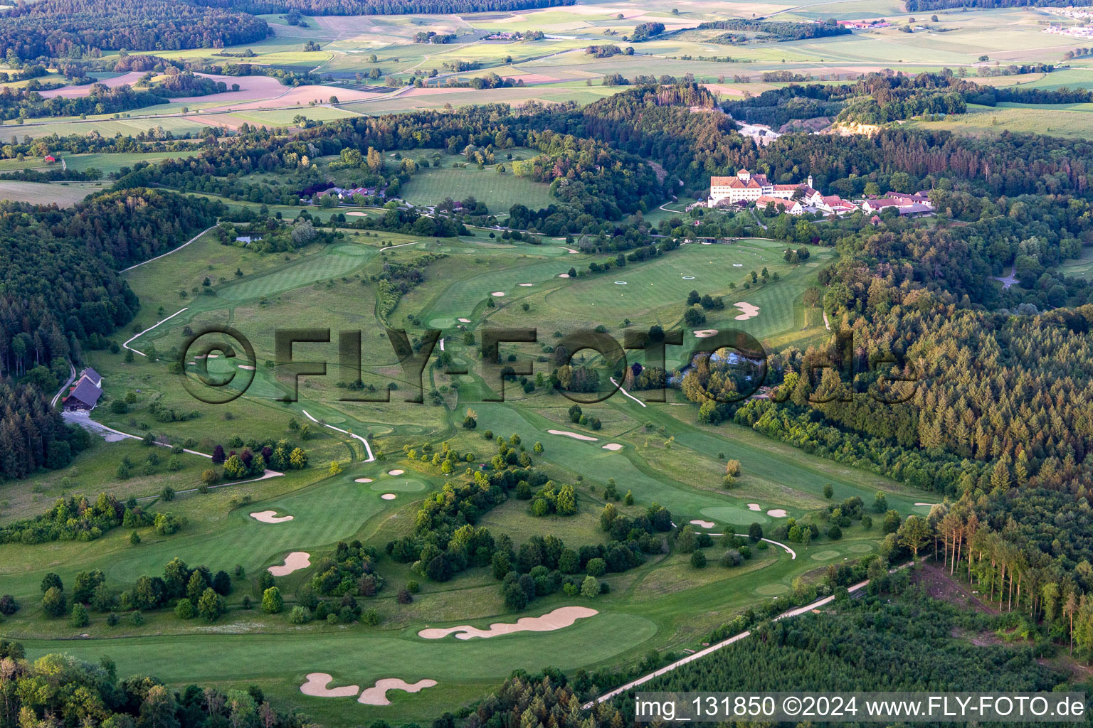 Der Country Club Schloss Langenstein - Der Golfplatz am Bodensee in Orsingen-Nenzingen im Bundesland Baden-Württemberg, Deutschland aus der Luft betrachtet