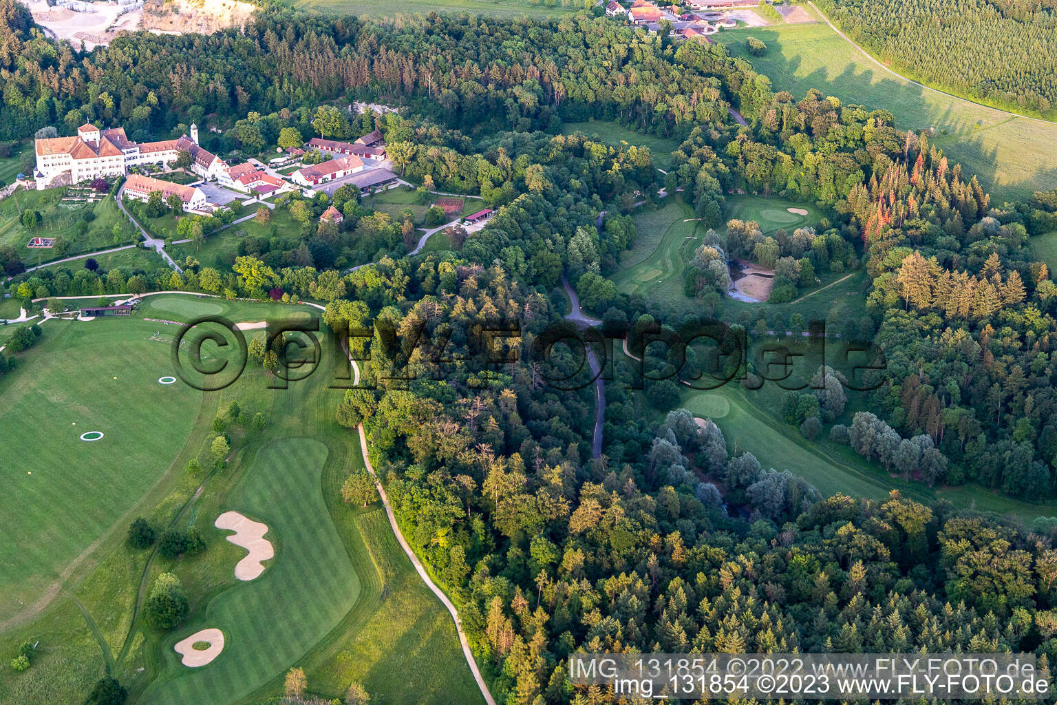 Der Country Club Schloss Langenstein - Der Golfplatz am Bodensee in Orsingen-Nenzingen im Bundesland Baden-Württemberg, Deutschland aus der Drohnenperspektive