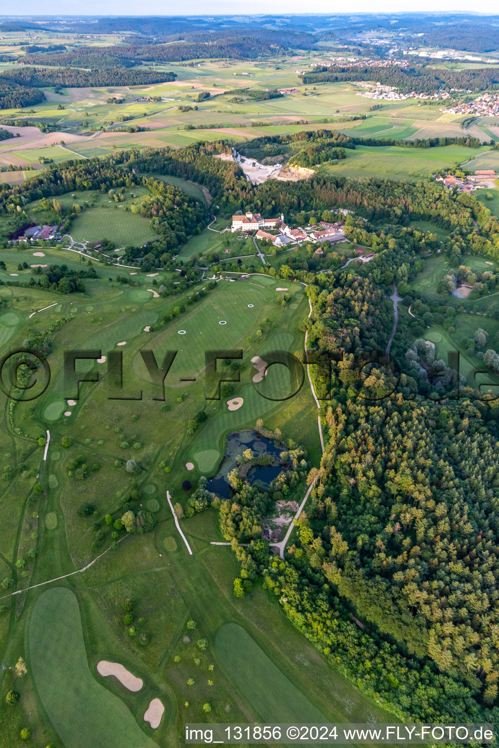 Der Country Club Schloss Langenstein - Der Golfplatz am Bodensee in Orsingen-Nenzingen im Bundesland Baden-Württemberg, Deutschland von einer Drohne aus