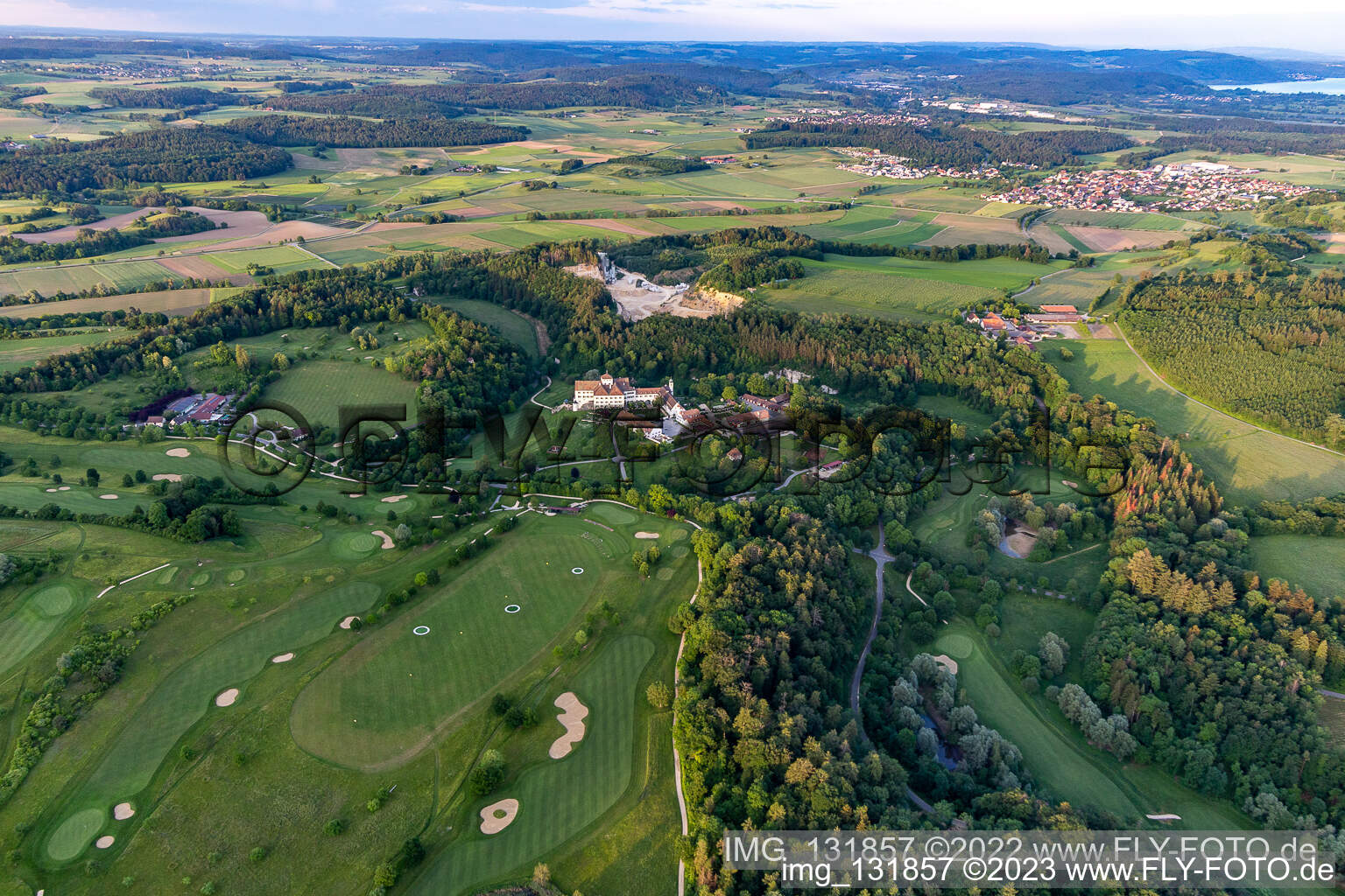 Der Country Club Schloss Langenstein - Der Golfplatz am Bodensee in Orsingen-Nenzingen im Bundesland Baden-Württemberg, Deutschland von der Drohne aus gesehen