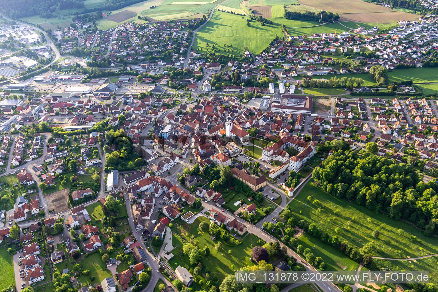 Luftbild von Schloss Meßkirch und Kirche St. Martin im Bundesland Baden-Württemberg, Deutschland