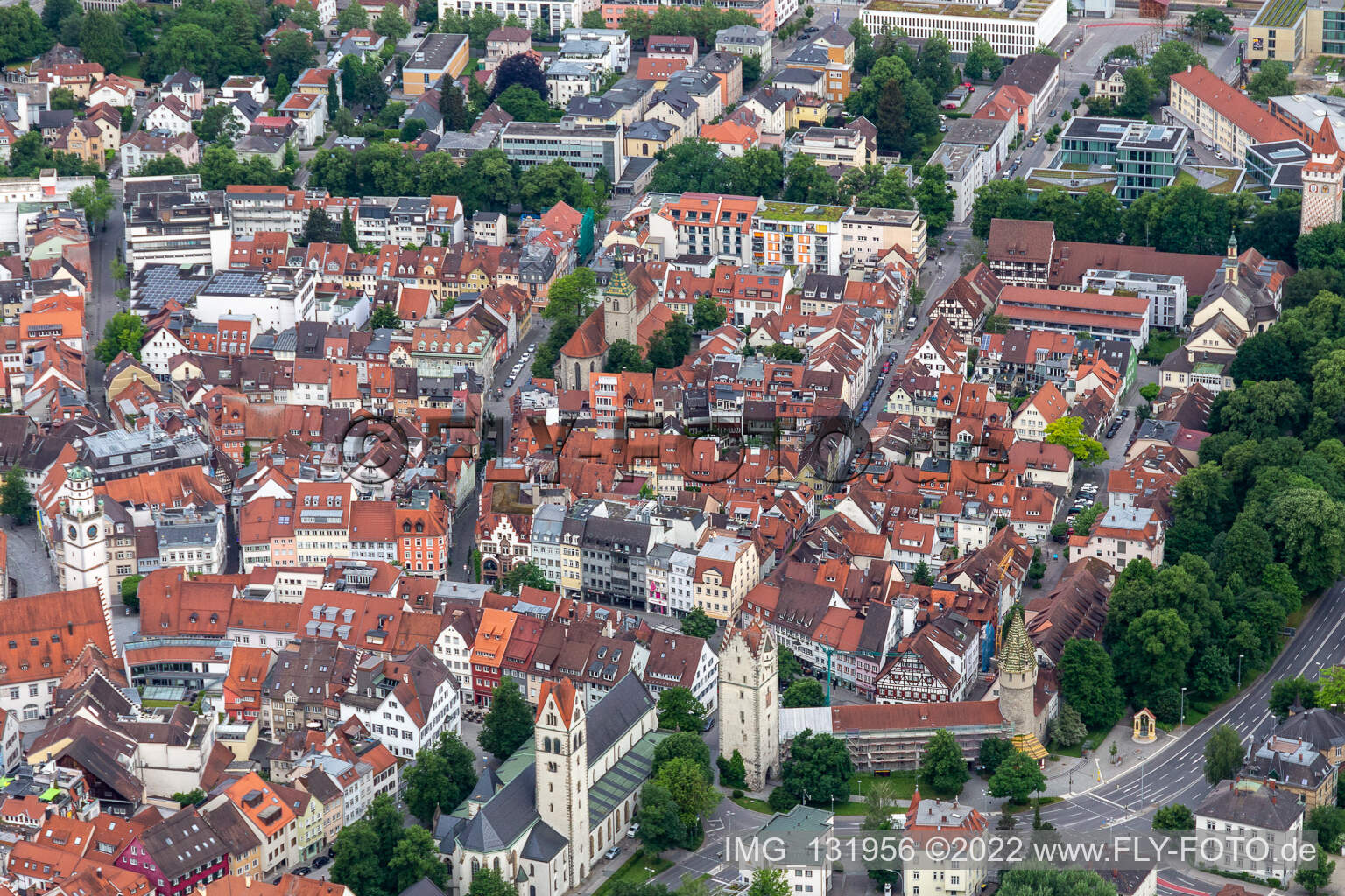 Historische Altstadt mit   Kirche St. Jodok und  Grüner Turm in Ravensburg im Bundesland Baden-Württemberg, Deutschland