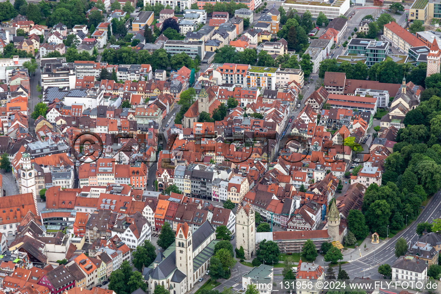 Historische Altstadt mit   Kirche St. Jodok und  Grüner Turm in Ravensburg im Bundesland Baden-Württemberg, Deutschland