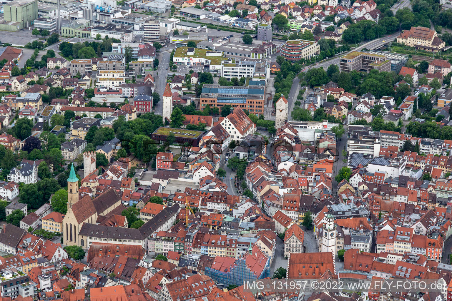 Historische Altstadt mit  Evangelische Stadtkirche und  Untertor in Ravensburg im Bundesland Baden-Württemberg, Deutschland