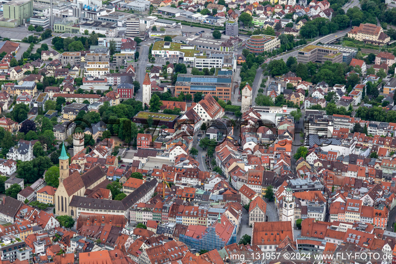 Historische Altstadt mit  Evangelische Stadtkirche und  Untertor in Ravensburg im Bundesland Baden-Württemberg, Deutschland