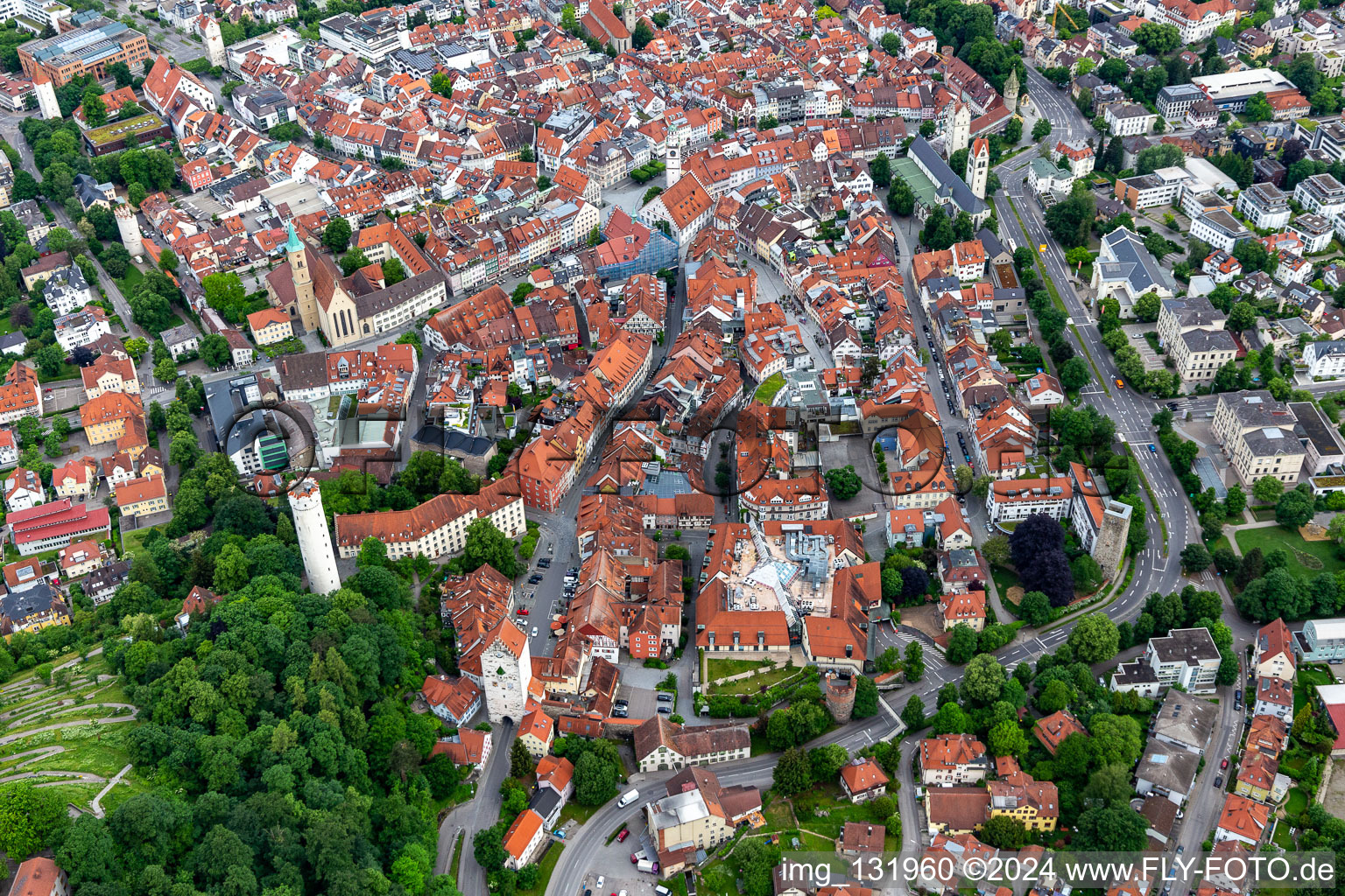 Historische Altstadt von Ravensburg mit Mehlsack, Evangelische Stadtkirche und Obertor im Bundesland Baden-Württemberg, Deutschland