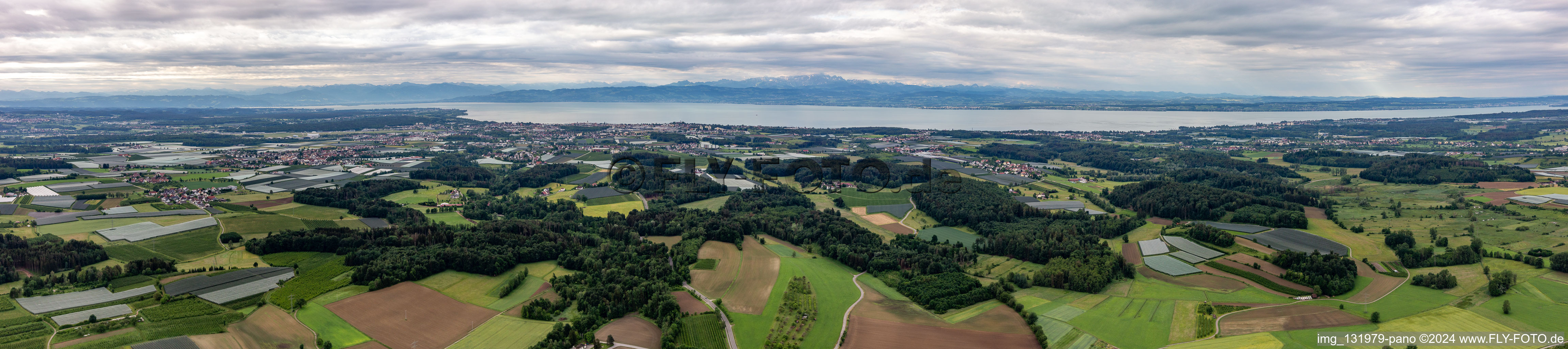 Bodenseepanorama von Immenstaad über Friedrichshafen bis Langenargen im Bundesland Baden-Württemberg, Deutschland