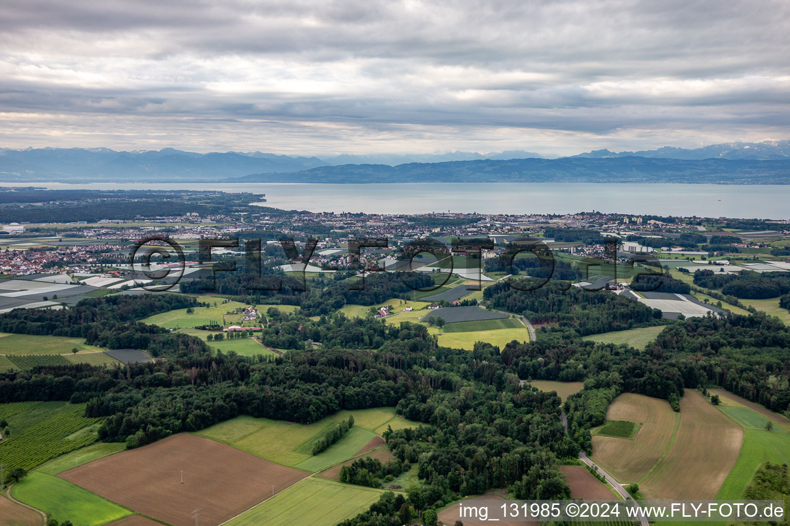 Luftaufnahme von Bodenseepanorama von Friedrichshafen im Bundesland Baden-Württemberg, Deutschland