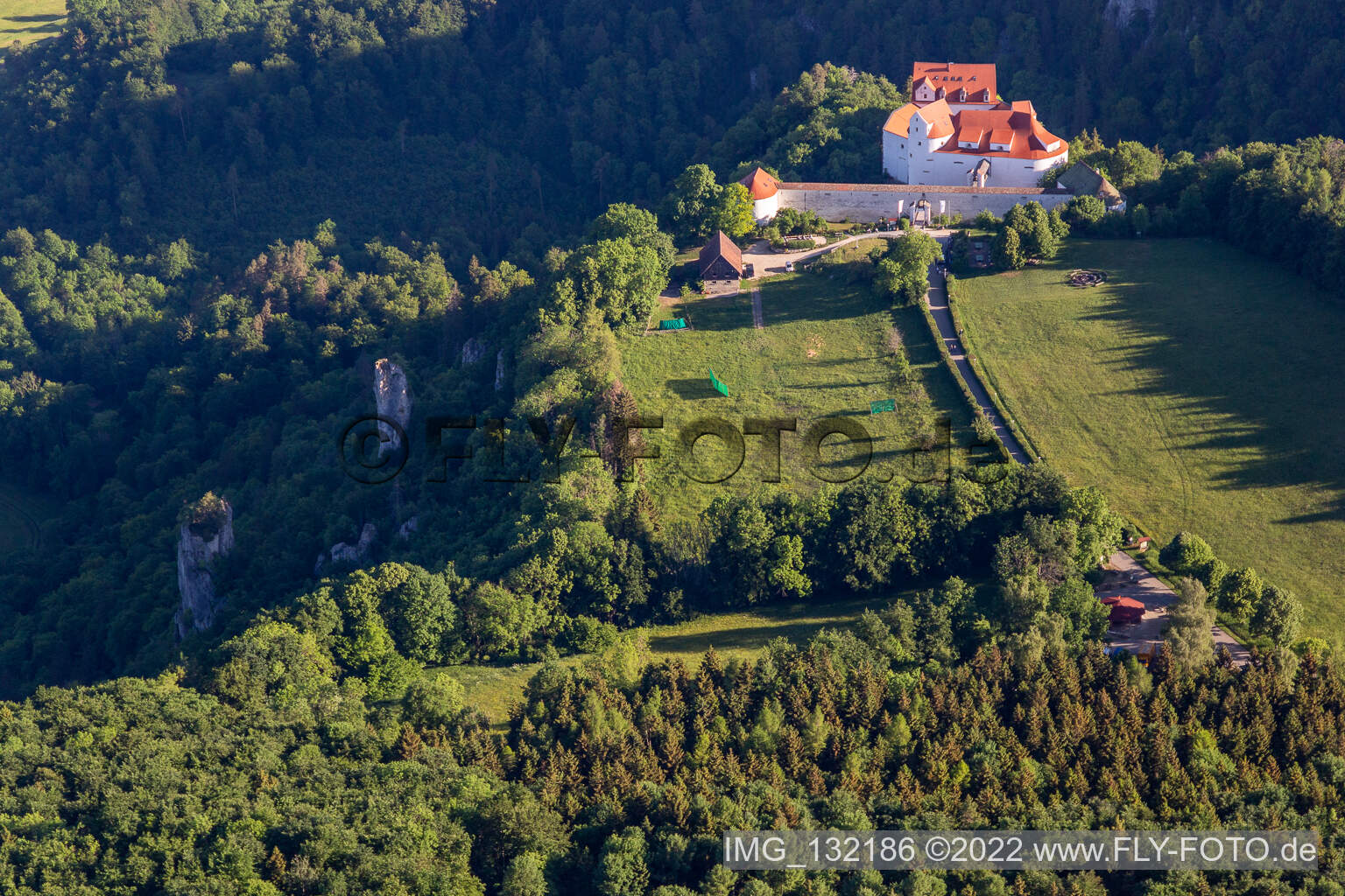 Schloss Bronnen in Fridingen an der Donau im Bundesland Baden-Württemberg, Deutschland aus der Luft