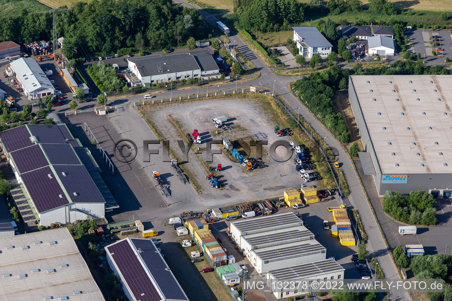 Daimler LKW-Lager auf ehemaligem Disco Parkplatz im Ortsteil Minderslachen in Kandel im Bundesland Rheinland-Pfalz, Deutschland