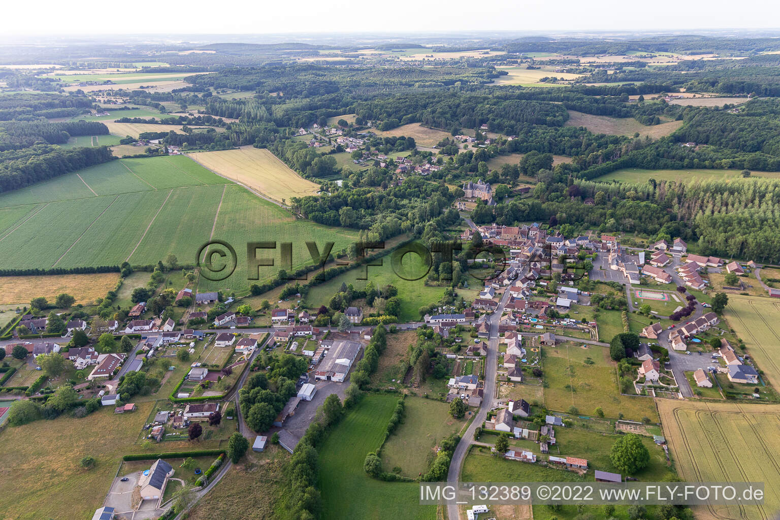 Luftbild von Semur-en-Vallon im Bundesland Sarthe, Frankreich