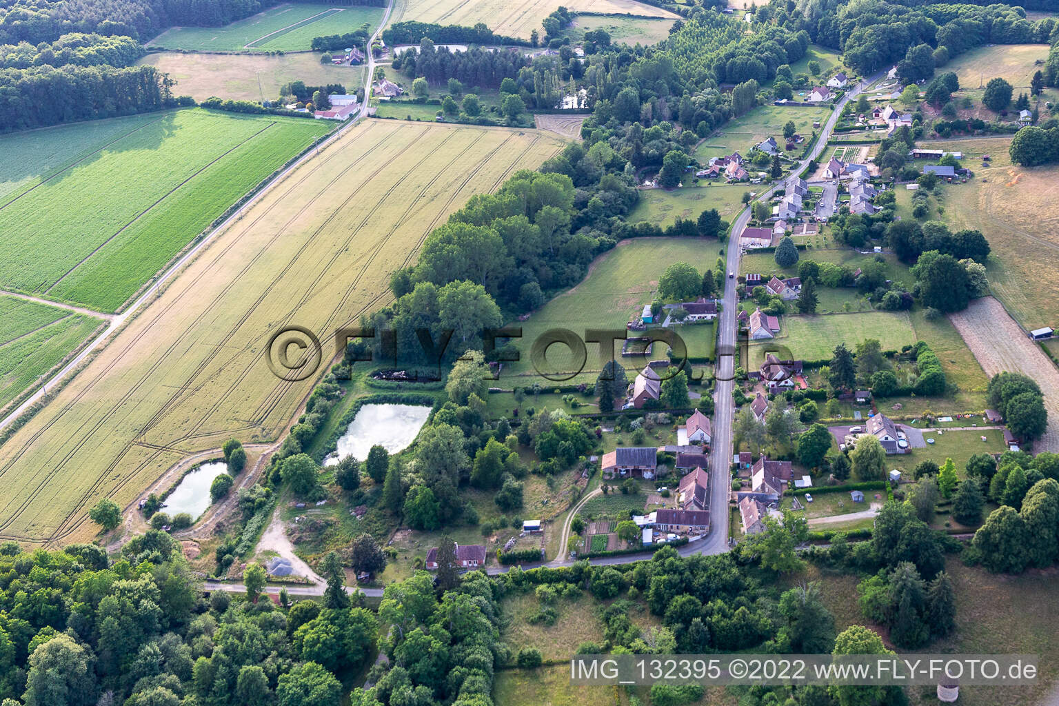 Luftaufnahme von Semur-en-Vallon im Bundesland Sarthe, Frankreich