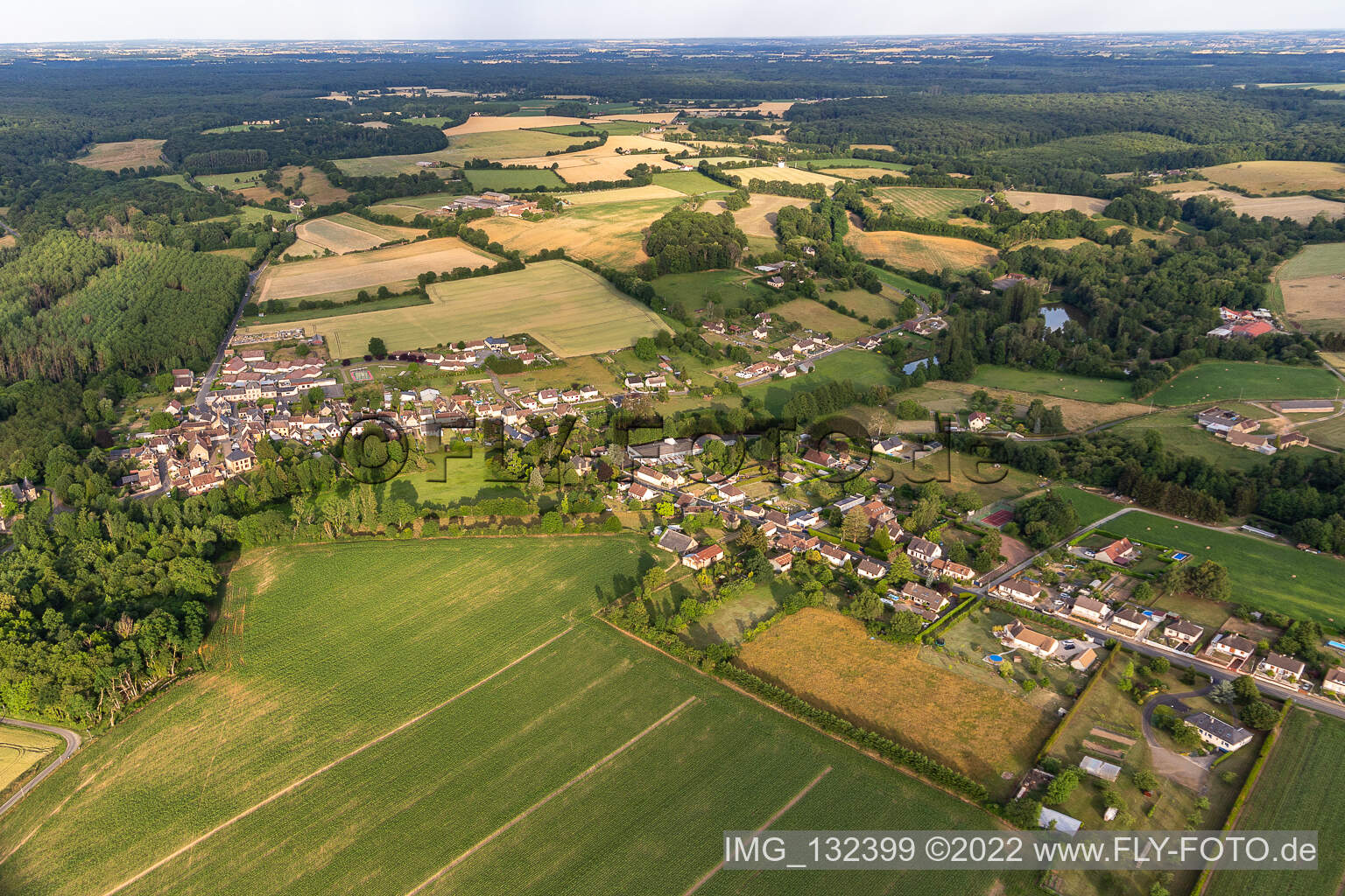 Schrägluftbild von Semur-en-Vallon im Bundesland Sarthe, Frankreich