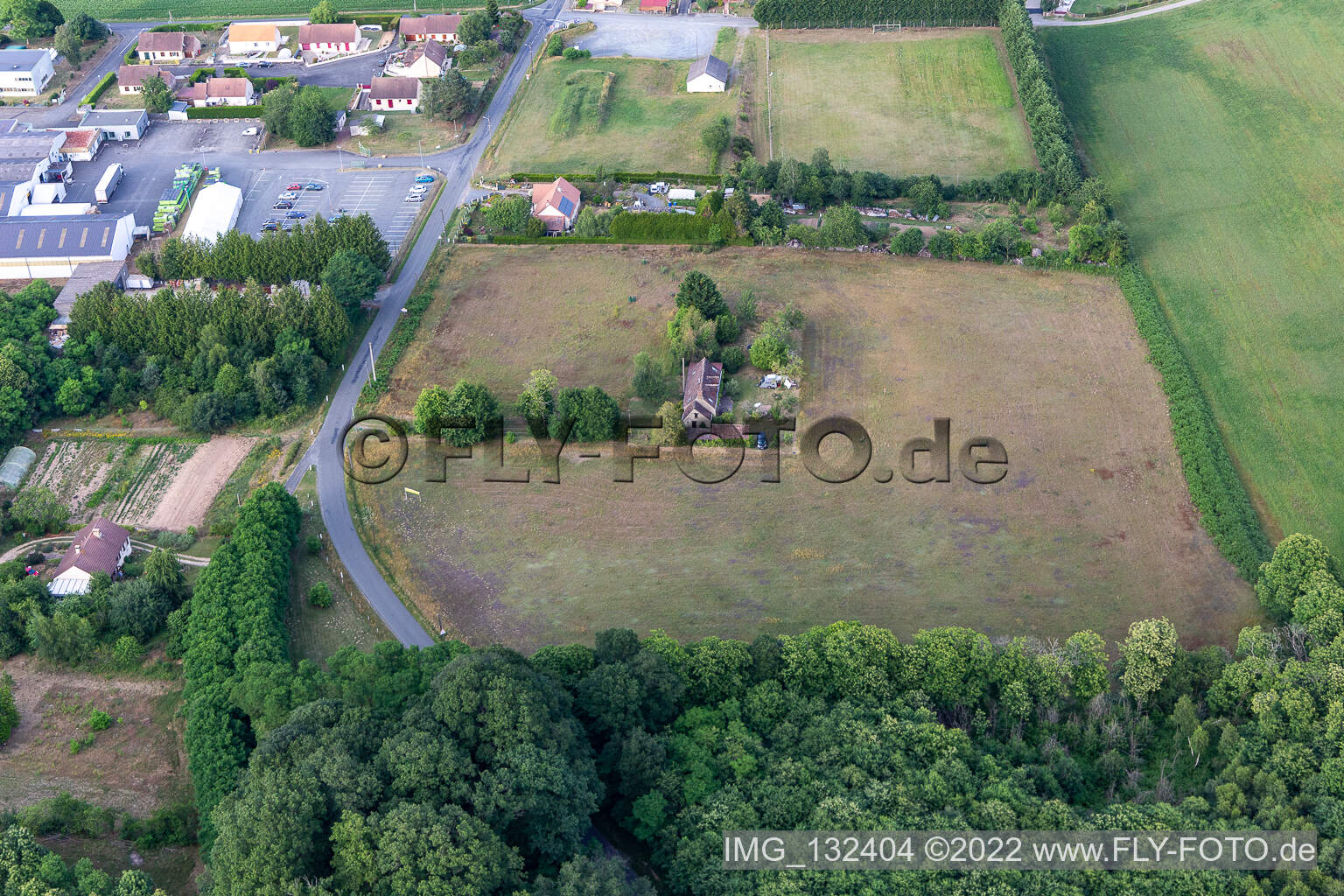 Luftbild von Le Piquet in Semur-en-Vallon im Bundesland Sarthe, Frankreich