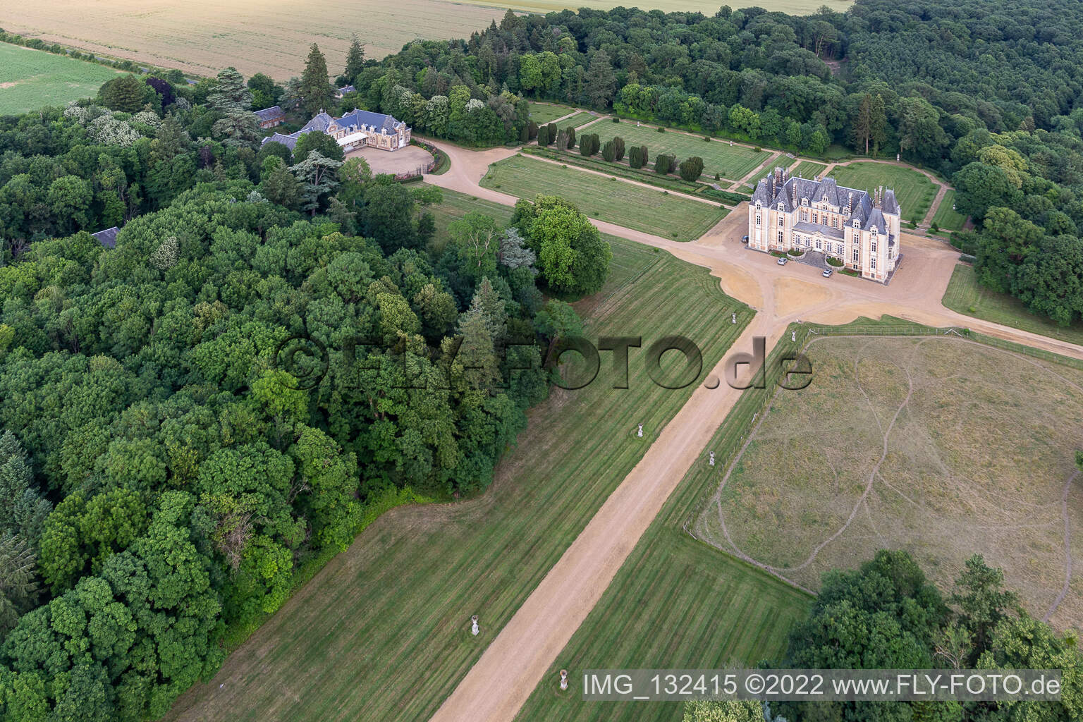 Schrägluftbild von Le Domaine de La Pierre in Coudrecieux im Bundesland Sarthe, Frankreich