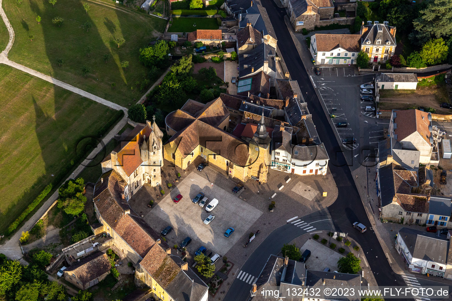 Luftaufnahme von Château de Bouloire im Bundesland Sarthe, Frankreich