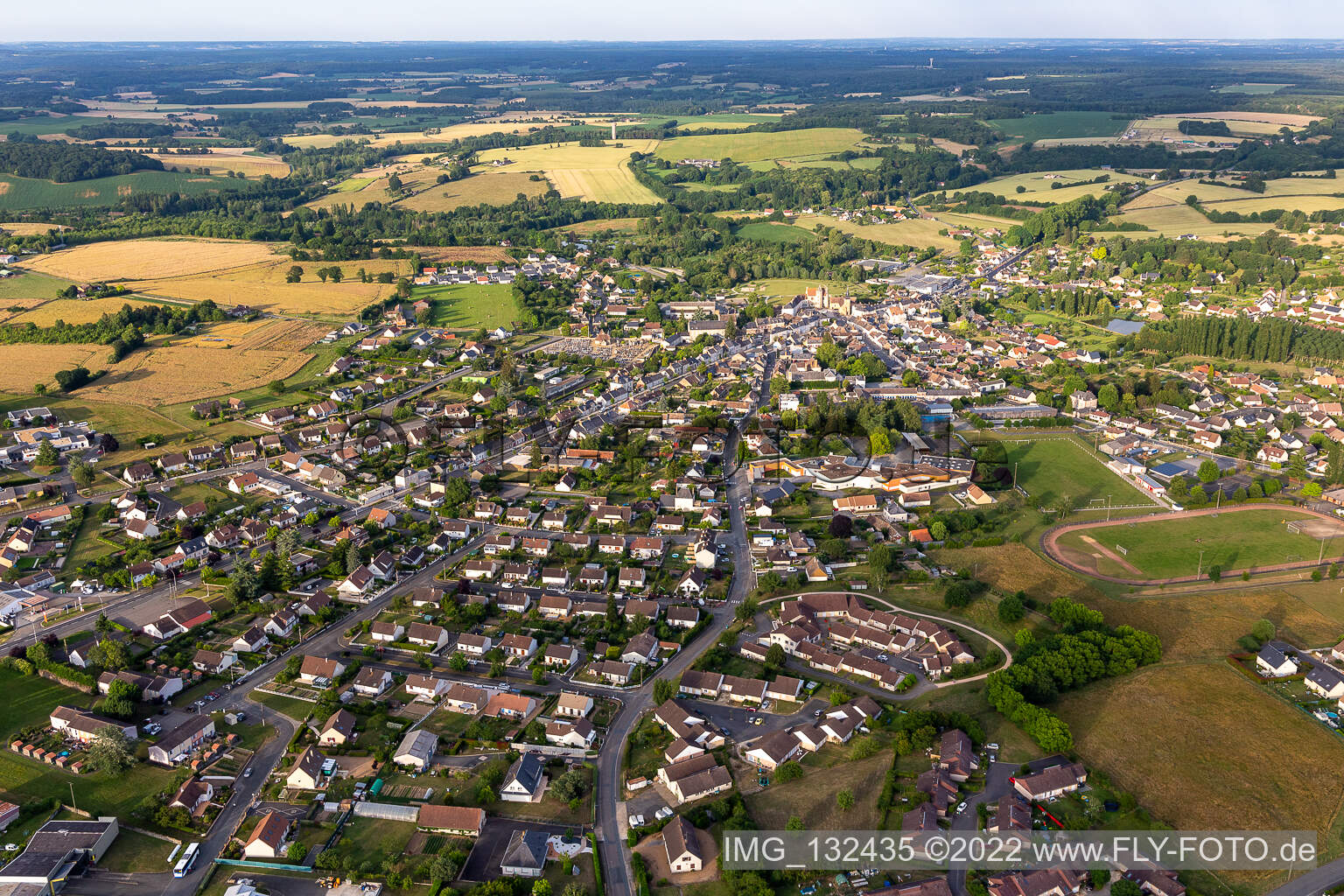 Luftaufnahme von Bouloire im Bundesland Sarthe, Frankreich