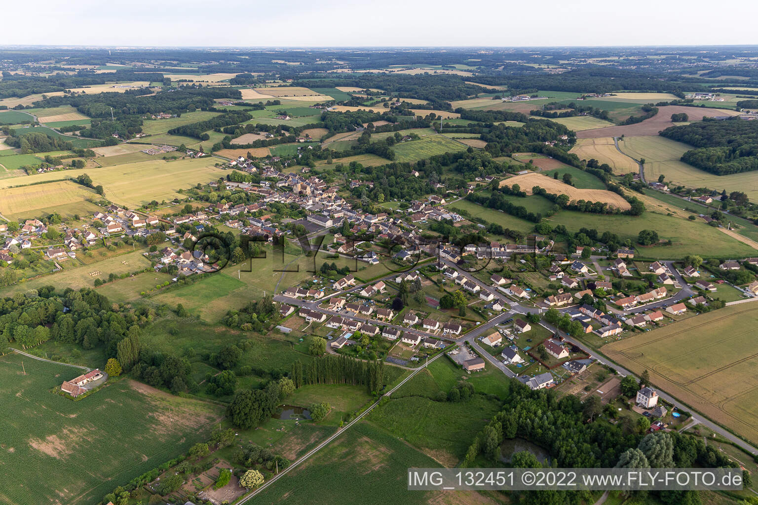 Luftbild von Saint-Michel-de-Chavaignes im Bundesland Sarthe, Frankreich