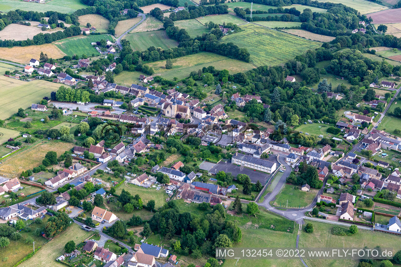 Luftaufnahme von Saint-Michel-de-Chavaignes im Bundesland Sarthe, Frankreich