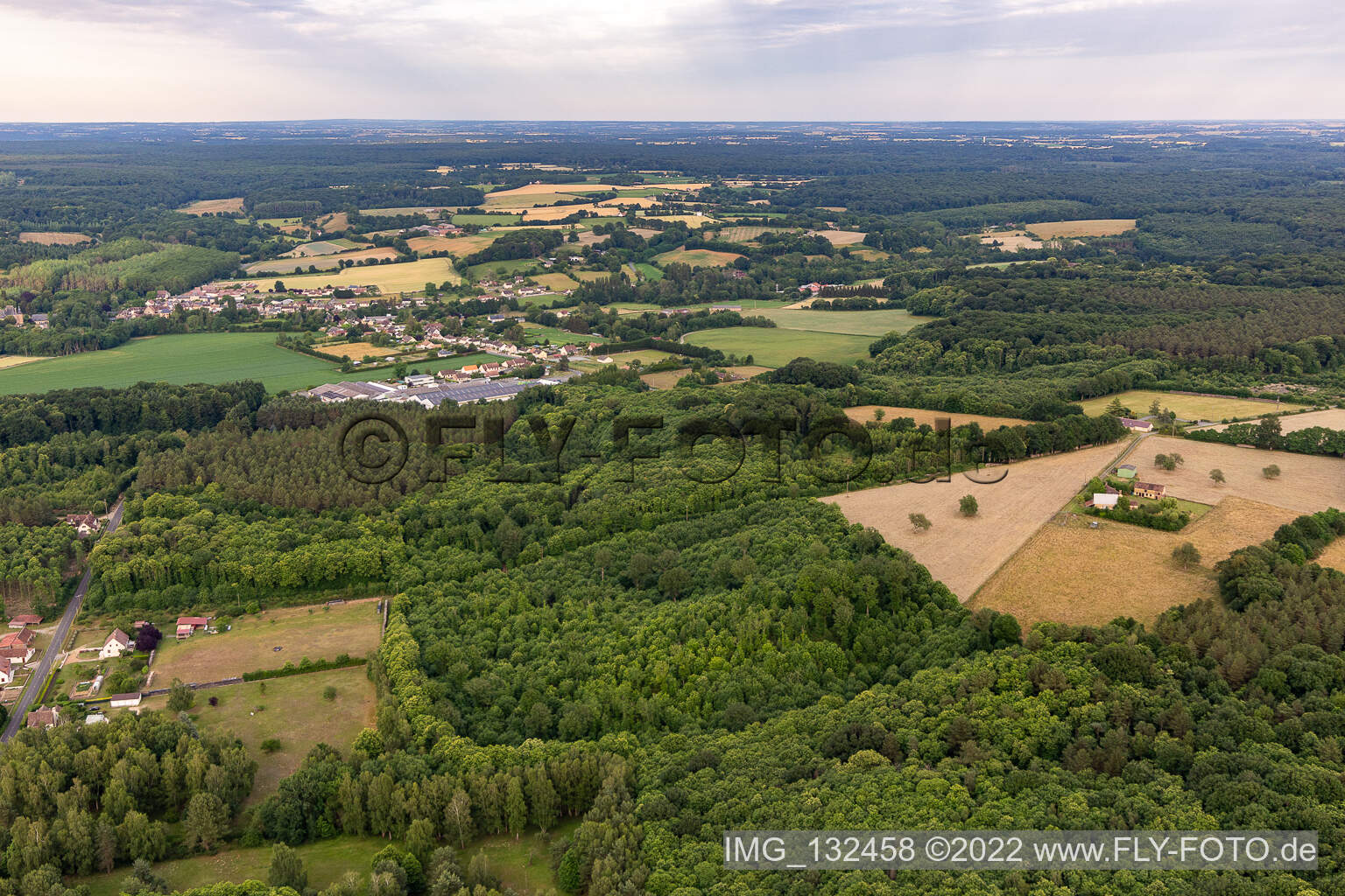 Luftbild von Dollon im Bundesland Sarthe, Frankreich