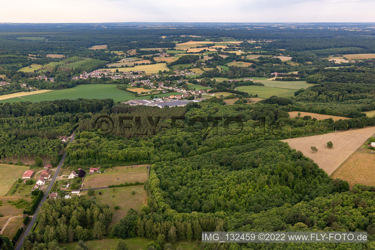 Luftaufnahme von Dollon im Bundesland Sarthe, Frankreich
