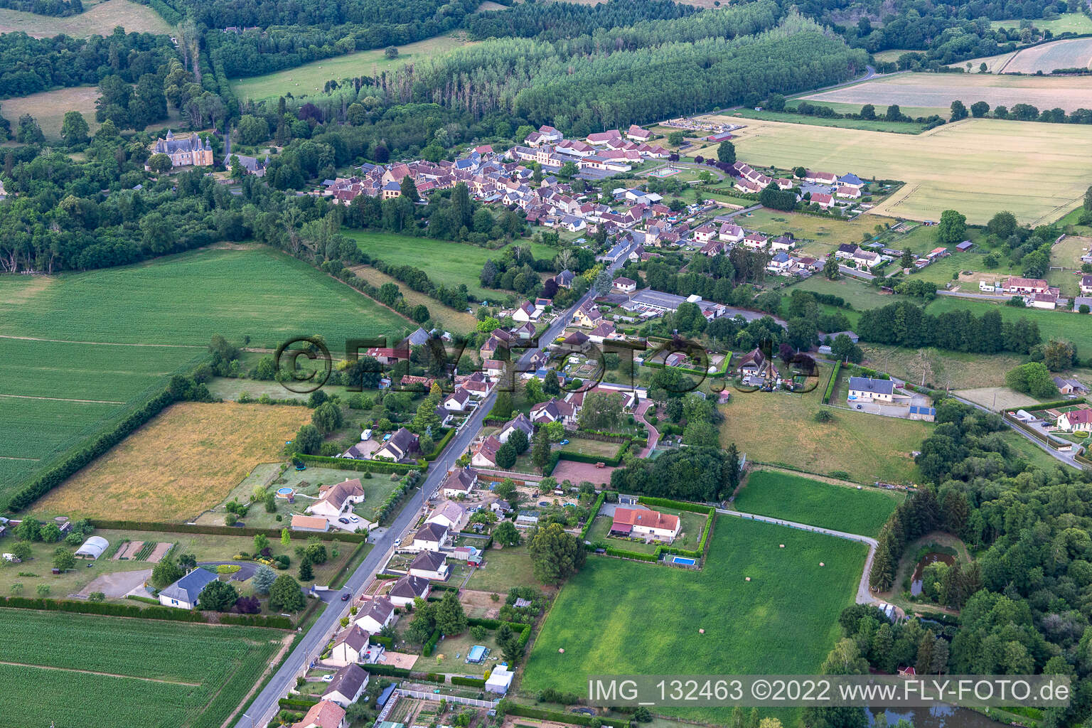Semur-en-Vallon im Bundesland Sarthe, Frankreich aus der Luft