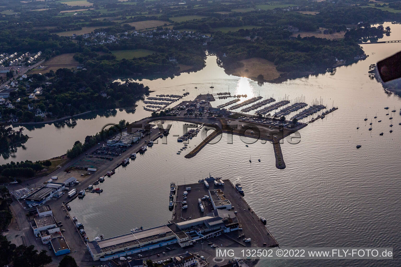 Luftaufnahme von Marina -  Port de Plaisance in Loctudy im Bundesland Finistère, Frankreich