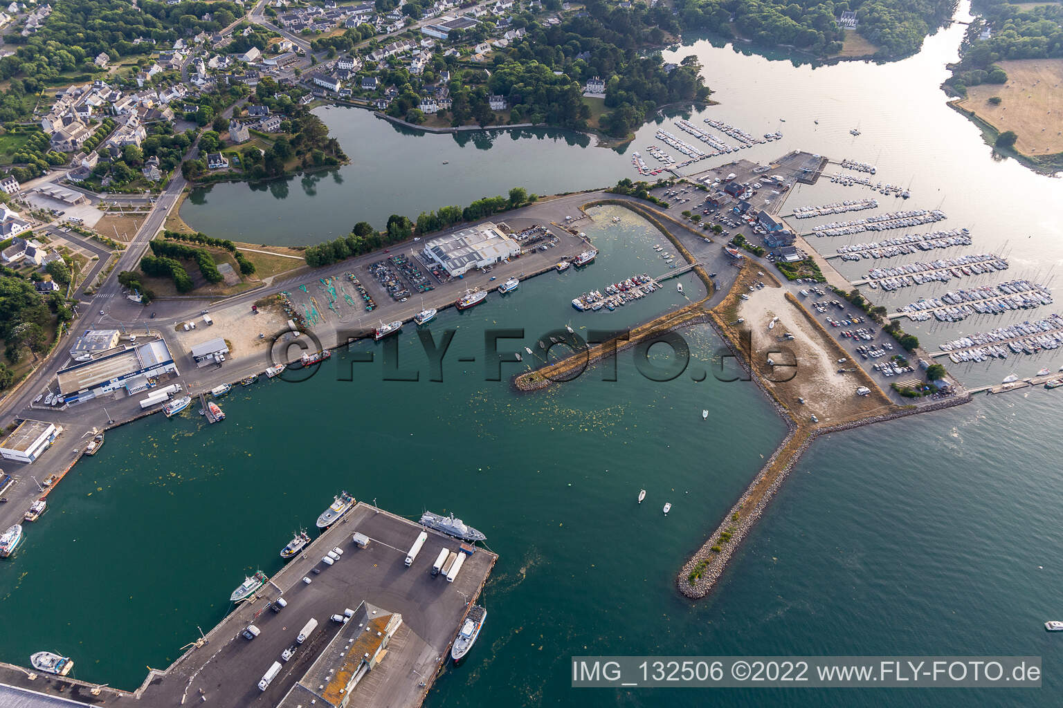 Schrägluftbild von Marina -  Port de Plaisance in Loctudy im Bundesland Finistère, Frankreich