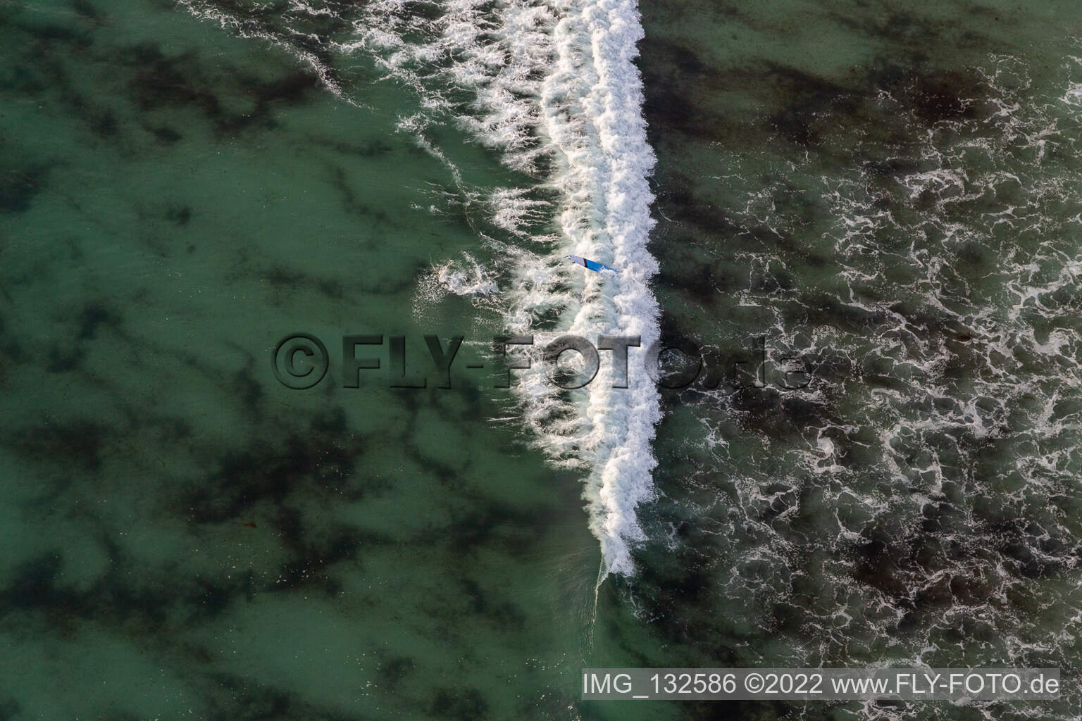 Luftaufnahme von Wellensurfer vor dem Plage la Torche-Tronoën in Plomeur im Bundesland Finistère, Frankreich